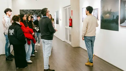 A Sala de Exposici&oacute;ns Municipal acolleu as did&aacute;cticas xornadas formativas onde os estudantes da nosa vila puideron dialogar directamente co creador da mostra.