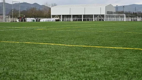 Imagen general del renovado c&eacute;sped sint&eacute;tico del polideportivo de A Granxa, que este fin de semana volvi&oacute; a acoger encuentros deportivos con absoluta normalidad. | Fotos: Noelia Caseiro.