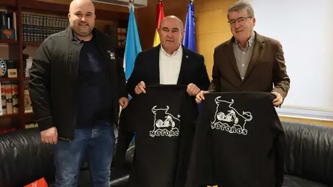 O alcalde de Laza, Jos&eacute; Ram&oacute;n Barreal, e o delegado territorial da Xunta, Manuel Pardo, soste&ntilde;en unhas camisolas do colectivo Motoros tras a s&uacute;a xuntanza institucional.