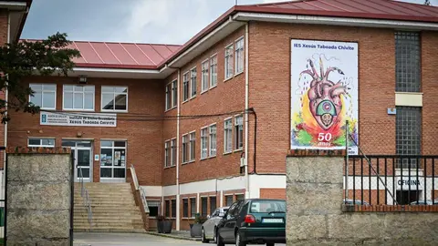 La fachada principal del IES Xes&uacute;s Taboada Chivite luce el nuevo cartel conmemorativo dise&ntilde;ado para celebrar su 50&ordm; aniversario en la villa de Ver&iacute;n. | Foto: Noelia Caseiro.