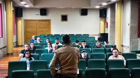 Alrededor de una veintena de hosteleros y hosteleras acudieron a la llamada de Alberto Prieto. | FOTO: Anabel G. Sim&oacute;n.