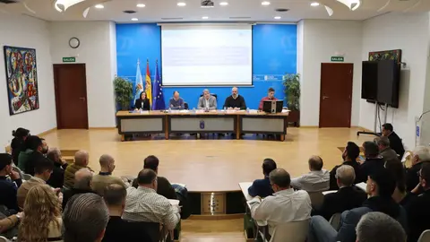 O delegado territorial da Xunta de Galicia, Manuel Pardo, dirixe a reuni&oacute;n de traballo cos alcaldes e os responsables de Seaga na cidade de Ourense.