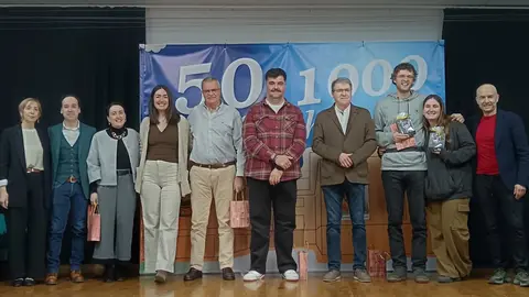 Exalumnos y exalumnas del IES Xes&uacute;s Taboada Chivite, participantes en las diferentes mesas "del recuerdo". | FOTO: Xos&eacute; Lois Colmenero