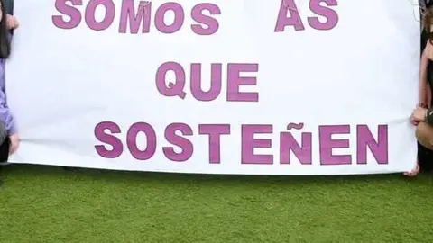 Pancarta reivindicativa cun lema que destaca o papel fundamental das mulleres, amosada no marco das mobilizaci&oacute;ns polo D&iacute;a Internacional da Muller.