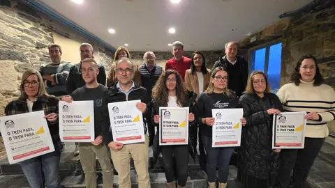 Representantes do PSdeG-PSOE de Ourense e membros da Plataforma Dereito ao Tren durante o encontro mantido na Gudi&ntilde;a.