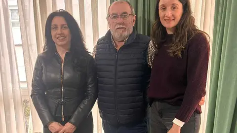 Representantes de la Asociaci&oacute;n Espa&ntilde;ola Contra el C&aacute;ncer y el alcalde de A Gudi&ntilde;a durante la reuni&oacute;n de trabajo celebrada en el municipio.