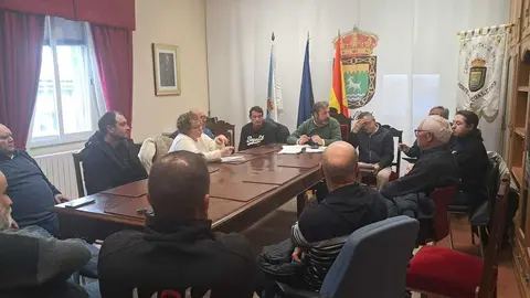 Representantes municipales, t&eacute;cnicos de la Diputaci&oacute;n y vecinos de Baldriz durante la reuni&oacute;n mantenida este martes en el Concello de Cualedro.