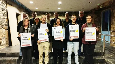 La delegaci&oacute;n del PP de Ourense junto a miembros de la plataforma Dereito ao Tren.