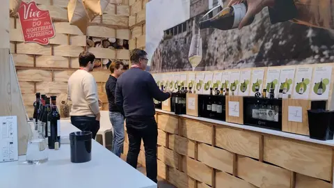 Representantes y profesionales durante la sesi&oacute;n de cata en el espacio de la D.O. Monterrei en una edici&oacute;n anterior de la feria Prowein.