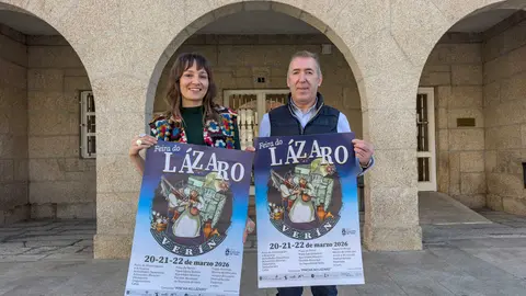 Los concejales Manuel Lorenzo y Samanta Barreira durante la presentaci&oacute;n oficial del cartel del L&aacute;zaro 2026.