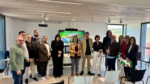 Alcaldes y alcaldesas de los nueve municipios participantes, entre ellos O&iacute;mbra, durante la presentaci&oacute;n del plan de acci&oacute;n.