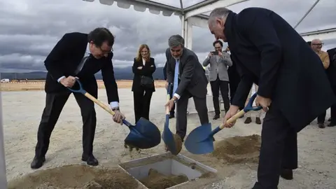 Autoridades locales y el Ministro de Econom&iacute;a durante la ceremonia de la primera piedra en Chaves.