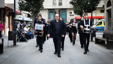 A Banda de M&uacute;sica do Conservatorio de Ver&iacute;n chegando &aacute; Praza da Merc&eacute;. | FOTO: Anabel G. Sim&oacute;n.