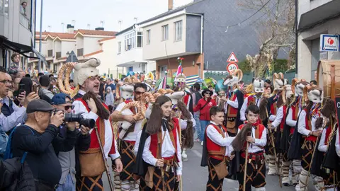 Las calles de Viana do Bolo, llenas de color con una nueva edici&oacute;n de la ViboMask. | FOTO: Juan Carnero.