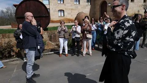 Uno de los protagonistas, (nombre), al recibir la sorpresa durante la jornada celebrada en Castrelo do Val.