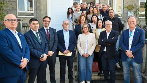 Una amplia delegaci&oacute;n del PSdeG-PSOE delante del Concello de A Gudi&ntilde;a. | Foto: Noelia Caseiro.