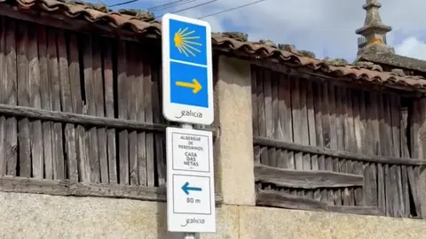 La vieira y la flecha amarilla gu&iacute;an a los peregrinos por el patrimonio hist&oacute;rico y natural del Camino de Santiago.