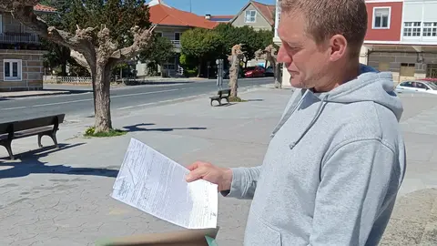 Jos&eacute; Luis Fernandes Agapito muestra la documentaci&oacute;n que acredita el pago forzoso tras la suspensi&oacute;n por los incendios en Cualedro.