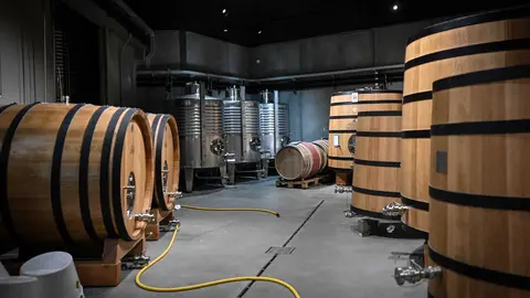 Interior, subterr&aacute;neo, de la nueva bodega certificada en la D.O. Monterrei. | FOTO: Noelia Caseiro.