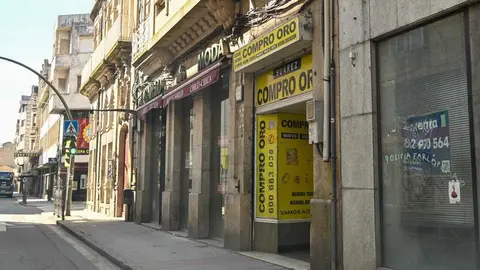 El paquete fue recogido en el establecimiento "Compro Oro" de la avenida Luis Espada de Ver&iacute;n. | FOTO: Noelia Caseiro.
