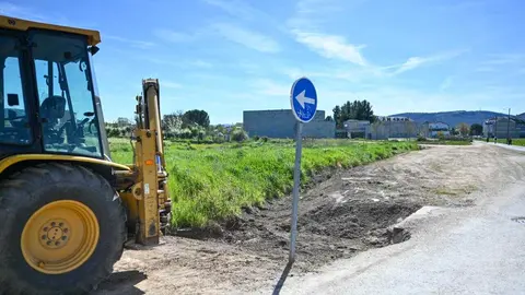 El vial de acceso al auditorio llevar&aacute; parejo un aparcamiento para 200 veh&iacute;culos y una rotonda que conectar&aacute; con el paseo a Fontenova. | FOTO: Noelia Caseiro.