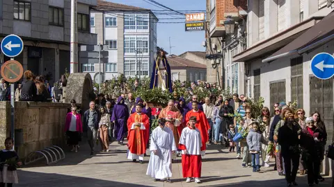 La procesi&oacute;n, incorpor&aacute;ndose a la calle Mayor desde el puente de San L&aacute;zaro. | FOTO: Juan Carnero.