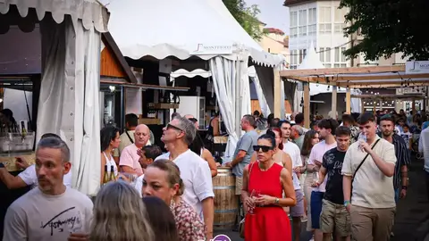 Una multitud de asistentes abarrota la Feira do Vi&ntilde;o de Monterrei durante la pasada edici&oacute;n en la localidad de Ver&iacute;n. | Foto: Anabel G. Sim&oacute;n.