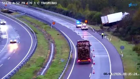 Imagen de las c&aacute;maras de la DGT que muestra al cami&oacute;n accidentado en el kil&oacute;metro 178 de la autov&iacute;a A-52.