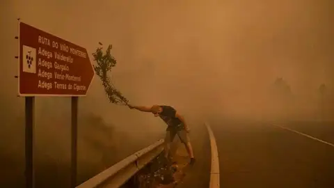 Una de las impactantes fotograf&iacute;as del premiado Brais Lorenzo, donde se observa la densa humareda y la virulencia del viento.