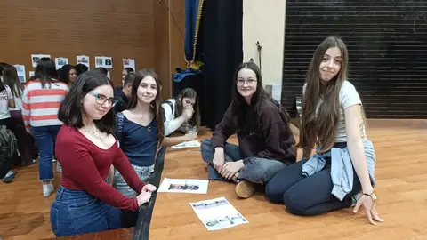 Varias estudiantes de Viana do Bolo trabajan en la elaboraci&oacute;n de productos creativos.
