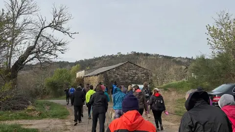 Participantes de la primera andaina recorriendo los senderos naturales del municipio de A Mezquita.