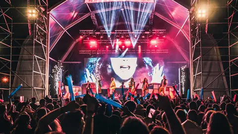 Imagen de la multitudinaria asistencia registrada en la pasada edici&oacute;n del festival, que este a&ntilde;o cumple su primera d&eacute;cada de historia. | Foto: Pedras Sound Fest.