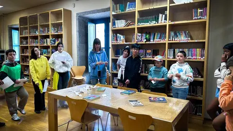 Los centros educativos de Ver&iacute;n se unen en la biblioteca municipal para conmemorar el D&iacute;a del Libro. | Foto: Anabel Garc&iacute;a Sim&oacute;n.