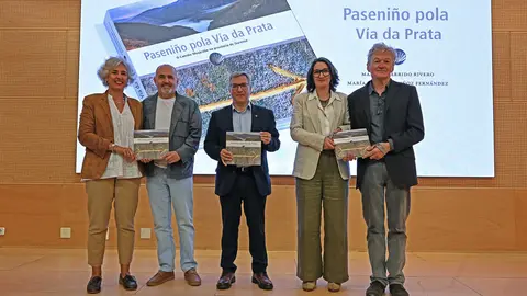 Representantes provinciais e autores durante o acto do D&iacute;a do Libro.