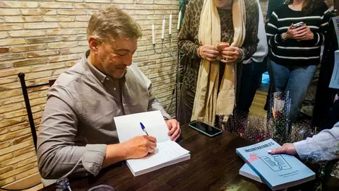 Sixto Arias firmando ejemplares de su libro. | Foto: Xos&eacute; Lois Colmenero.