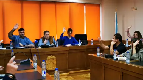 Todos los grupos votando de forma un&aacute;nime durante el Pleno celebrado el 24 de abril en el Concello de Ver&iacute;n.