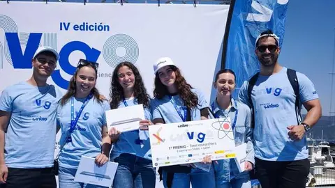 Las alumnas del IES Xes&uacute;s Taboada Chivite de Ver&iacute;n posan con su galard&oacute;n tras vencer en la categor&iacute;a de Bachillerato de CinVigo.