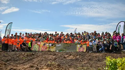 Participantes na xornada de reforestaci&oacute;n desenvolvida no monte da Caridade. | FOTO: Noelia Caseiro.