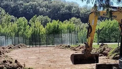 Las obras en la piscina municipal de Viana se centran actualmente en la renovaci&oacute;n del c&eacute;sped y la poda de la vegetaci&oacute;n. | Foto: Somos Comarca.