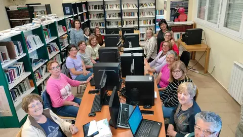 O obxectivo de acadar un rural dixitalizado v&eacute;n de lonxe no Ri&oacute;s, con iniciativas como este curso de inform&aacute;tica de 2024.