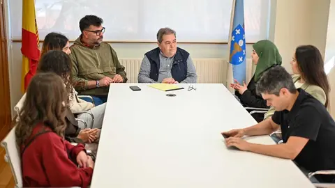 El alcalde Gerardo Seoane y el teniente de alcalde Diego Lourenzo, junto a las cinco alumnas y el docente Pablo Blanco en el consistorio.