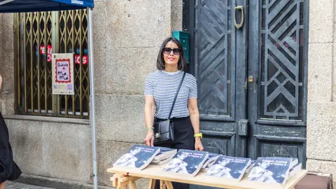 Victoria Eugenia G&oacute;mez &Aacute;lvarez, nieta del cronista Enrique G&oacute;mez Pato, en el stand instalado en Ver&iacute;n para la venta del primer recopilatorio de la obra de su abuelo.