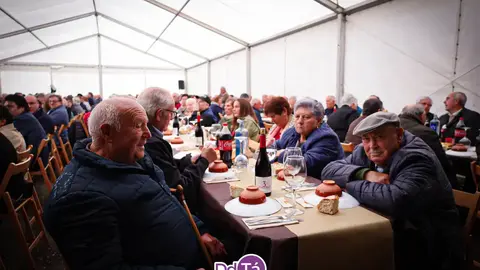 Vecinos de Cualedro durante la comida de hermandad celebrada en el 2025. | Foto: Anabel G. Sim&oacute;n.
