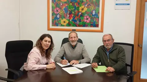La alcaldesa de Vilari&ntilde;o, Melisa Mac&iacute;a, el regidor de Viana, Germ&aacute;n Garc&iacute;a-&Aacute;vila, y el alcalde de A Gudi&ntilde;a, N&eacute;stor Ogando, durante la firma del acuerdo.