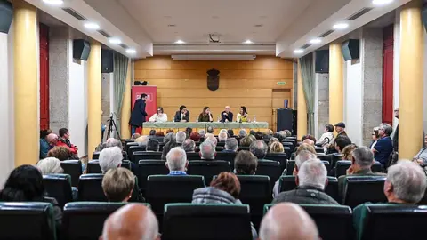 Los representantes socialistas analizaron los datos de la inversi&oacute;n sanitaria y las carencias denunciadas por los trabajadores del sistema p&uacute;blico. | Foto: Noelia Caseiro.