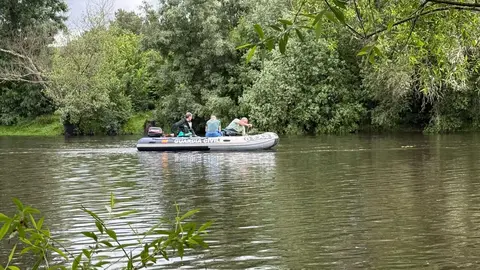 Efectivos de los GEAS de la Guardia Civil preparan la inmersi&oacute;n en el r&iacute;o T&aacute;mega. | Foto: Xos&eacute; Lois Colmenero.