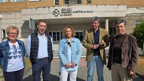 Representantes del PSdeG-PSOE de Ourense presentan la moci&oacute;n en defensa de la sanidad rural frente al Hospital de Ver&iacute;n.