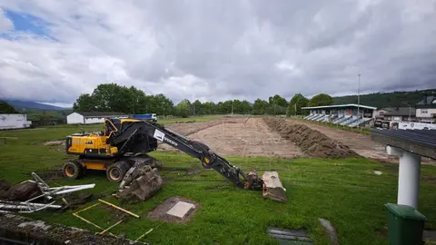 Las excavadoras trabajan en la retirada del terreno de juego natural en el estadio municipal As Carrelas.