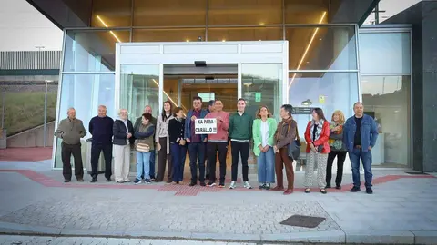 Un grupo de residentes muestra su satisfacci&oacute;n ante el acceso de la Porta de Galicia tras lograr, mediante movilizaciones ciudadanas, restablecer la conexi&oacute;n ferroviaria directa con Madrid.
