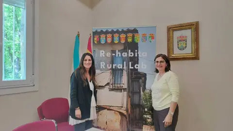 Noelia Couce, t&eacute;cnica asesora del proyecto, con la alcaldesa de O&iacute;mbra, Ana Mar&iacute;a Villarino.
